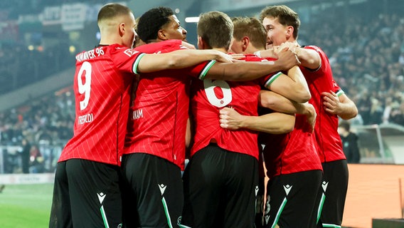 Hannovers Spieler bejubeln einen Treffer gegen Paderborn. © IMAGO / DeFodi Images 