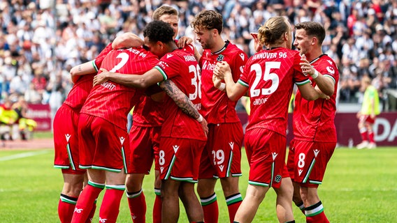 Hannover-Spieler bejubeln einen Treffer. © IMAGO / Eibner 