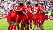 Hannover-Spieler bejubeln einen Treffer. © IMAGO / Eibner 