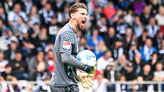 Hannover-Torhüter Ron-Robert Zieler © IMAGO / Nordphoto 