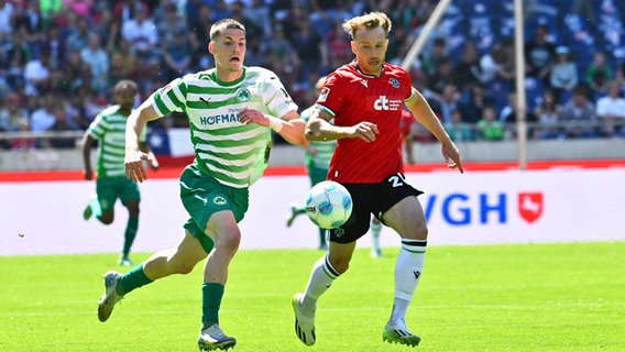 Hannovers Jannik Dehm (r.) und Fürths Daniel Kasper kämpfen um den Ball. © IMAGO / Zink 
