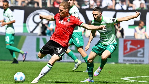 Hannovers Marcel Halstenberg (l.) und Fürths Branimir Hrgota kämpfen um den Ball. © IMAGO / Zink 