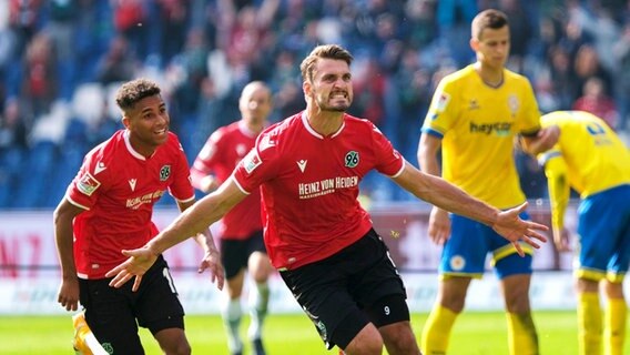 Hannovers Hendrik Weydandt (vorne) bejubelt sein Tor zum 2:1 gegen Eintracht Braunschweig. © dpa-Bildfunk Foto: Peter Steffen/dpa