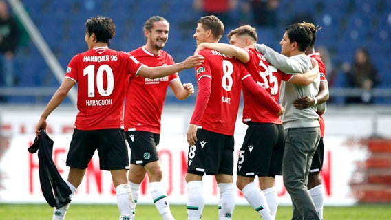 Hannovers Genki Haraguchi (v.l.), Valmir Sulejmani, Mike Frantz, Florent Muslija, Kenan Koca und Patrick Twumasi  freuen sich. © imago images / Joachim Sielski Foto: Joachim Sielski