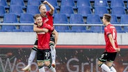 Hannovers Torschütze Marcel Halstenberg, Havard Nielsen und Fabian Kunze (l.) bejubeln einen Treffer. © picture alliance/dpa | Axel Heimken 