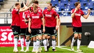 Hannovers Spieler bejubeln einen Treffer. © IMAGO / Eibner 
