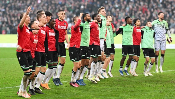 Hannovers Spieler bejubeln den Sieg gegen Braunschweig. © IMAGO / osnapix 
