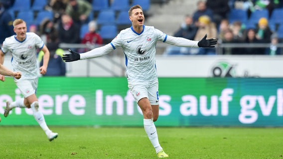Rostocks Dennis Dressel bejubelt einen Treffer. © IMAGO / osnapix 