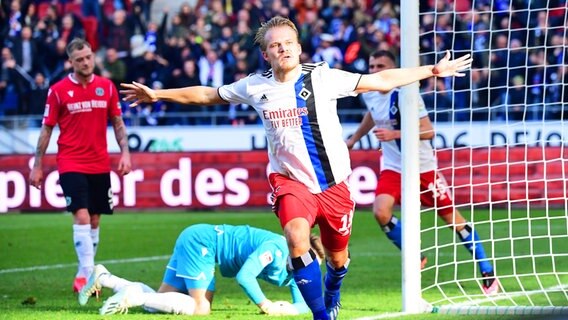 Hamburgs Joel Pohjanpalo bejubelt einen Treffer. © WITTERS Foto: ValeriaWitters