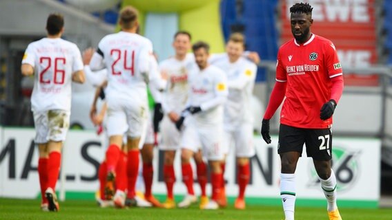 Hannovers Kingsley Schindler ist enttäuscht, während Kiels Spieler im Hintergrund einen Treffer bejubeln. © picture alliance/Swen Pförtner/dpa Foto: Swen Pförtner