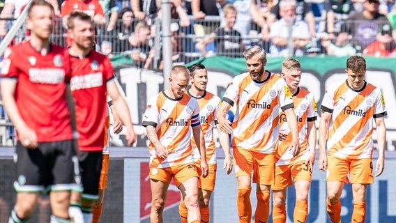Kiels Spieler bejubeln einen Treffer. © IMAGO / Eibner 