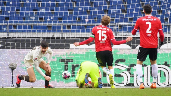 St. Paulis Igor Matanovic (l.) bejubelt einen Treffer gegen Hannover. © picture alliance / dpa Foto: Swen Pförtner