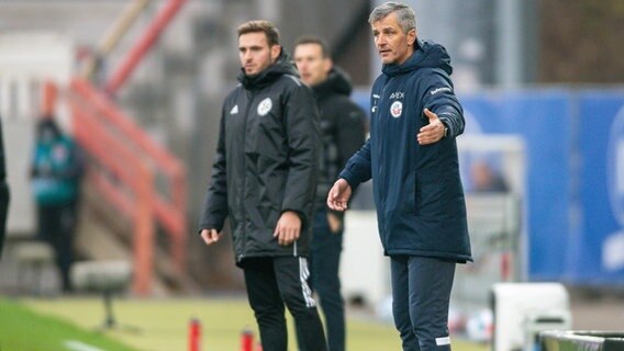 Rostocks Trainer Jens Härtel gestikuliert am Spielfeldrand. © IMAGO / Eibner 