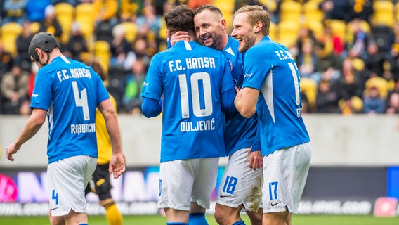 Rostocks Spieler um Torschütze John Verhoek (2.v.r.) bejubeln einen Treffer. © IMAGO / Dennis Hetzschold 