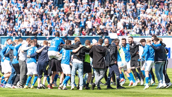 Rostocks Spieler bejubeln den Klassenerhalt. © IMAGO / Fotostand 