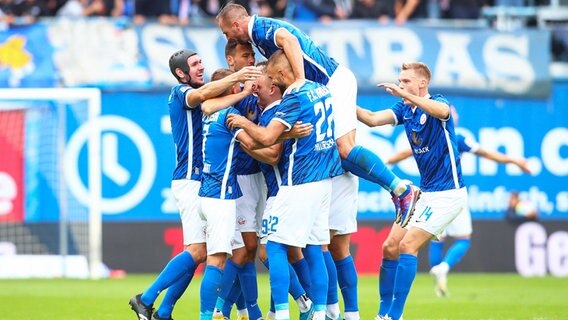 Rostocks Spieler bejubeln einen Treffer. © IMAGO / Jan Huebner 