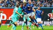 Rostocks Frederic Ananou (3.v.r.) und Paderborns Uwe Hünemeier kämpfen um den Ball. © IMAGO / Jan Huebner 