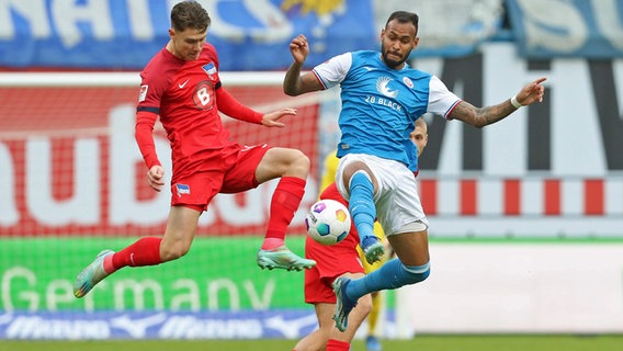 Zweikampf zwischen dem Hertha Spieler Linus Gechter (l.) und dem Rostocker Júnior Brumado. © Imago Images Foto: Jan Huebner