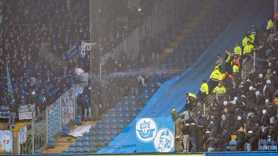 Schalkes Fans öffnen einen Zaun und suchen die Konfrontation mit den Rostocker Fans © Imago Images Foto: Voelker