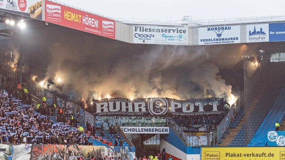 Pyro im Schalke Block © picture alliance Foto: Voelker