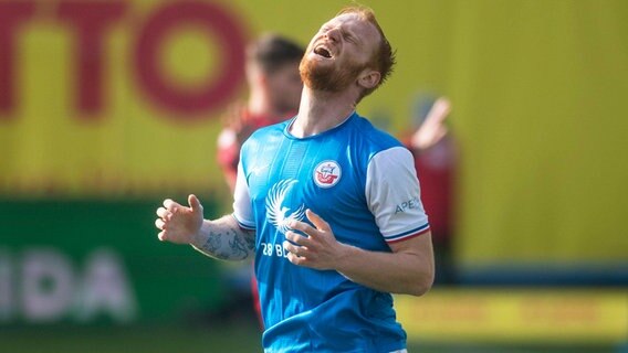 Rostocks Nils Fröling ist enttäuscht. © IMAGO / Ostseephoto 