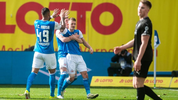 Rostock-Spieler bejubeln einen Treffer. © IMAGO / Ostseephoto 
