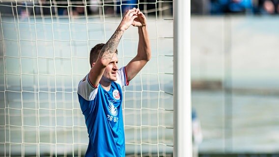 Rostocks Nico Neidhart bejubelt einen Treffer. © IMAGO / Fotostand 