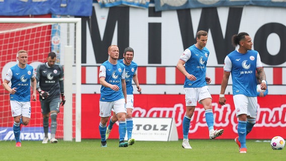 Rostocks Spieler sind nach einem Gegentreffer frustriert. © IMAGO / Jan Huebner 