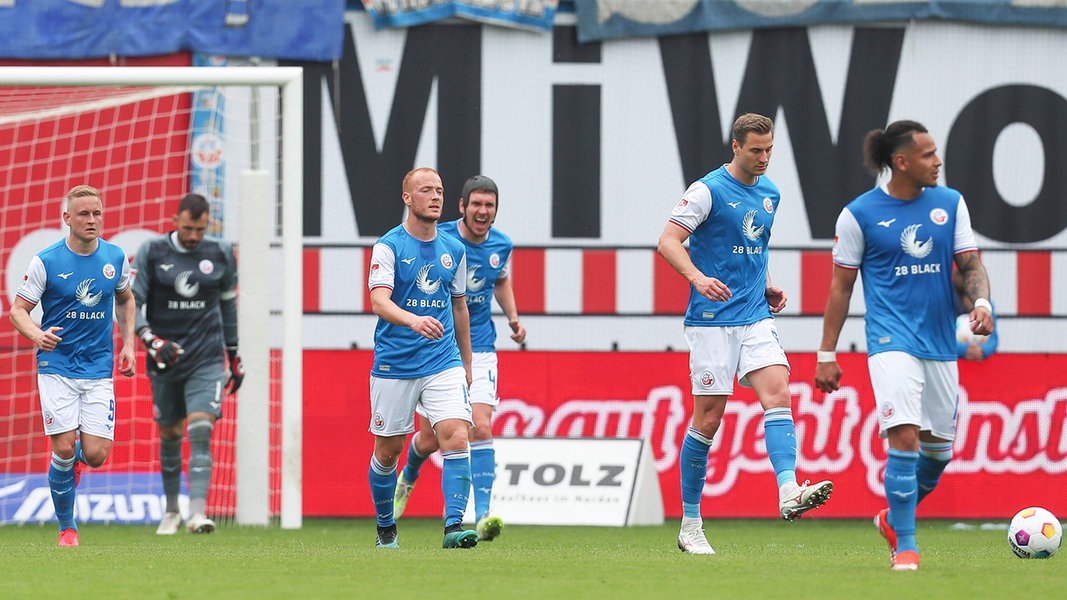 Rostocks Spieler sind nach einem Gegentreffer frustriert.