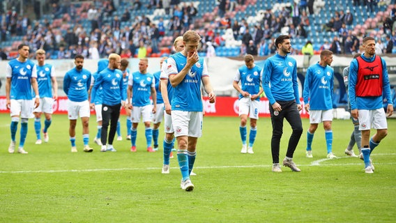 Rostocks Spieler sind enttäuscht © IMAGO / Jan Huebner 