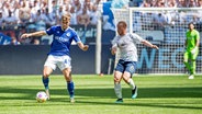 Rostocks Sebastian Vasiliadis (r.) im Zweikampf mit Schalkes Keke Topp © Imago Images Foto: BEAUTIFULSPORTS/Erlhof