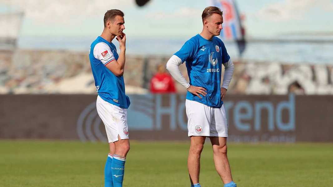 Rostocks Dennis Dressel (l.) und Jasper van der Werff reagieren auf den Absteig in die 3 Liga