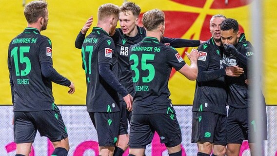 Hannovers Spieler bejubeln einen Treffer. © picture alliance/dpa/dpa-Zentralbild | Jens Büttner 