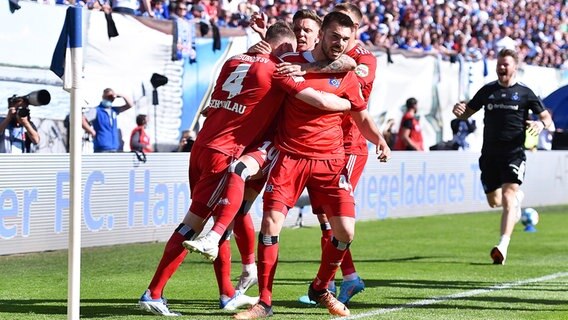 Hamburgs Spieler um Torschütze Sebastian Schonlau (l.) bejubeln einen Treffer. © IMAGO / Revierfoto 