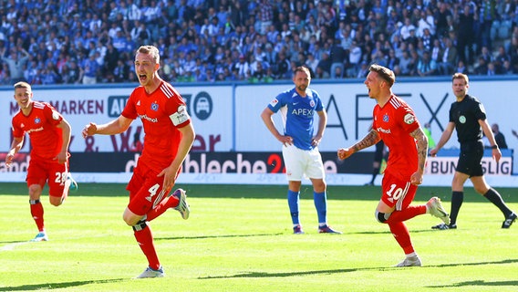 Hamburgs Spieler um Torschütze Sebastian Schonlau (2.v.l.) bejubeln einen Treffer. © IMAGO / Revierfoto 