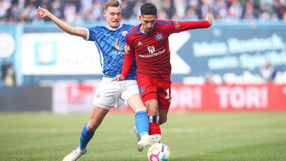 HSV-Akteur Ludovit Reis (r.) und Rostocks Svante Ingelsson kämpfen um den Ball. © IMAGO / Jan Huebner 