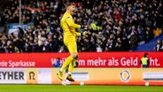 Holstein Kiel - Hannover 96, 17. Spieltag, Holstein-Stadion. Kiels Torwart Timon Weiner feiert den Treffer zum 1:0. © picture alliance Foto: Axel Heimken