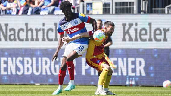 Kiels Kwasi Wriedt (l.) und Karlsruhes Jerome Gondorf kämpfen um den Ball. © IMAGO / Eibner 
