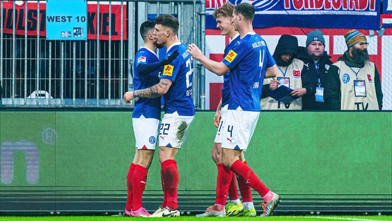 Kiels Spieler bejubeln einen Treffer. © IMAGO / Eibner 