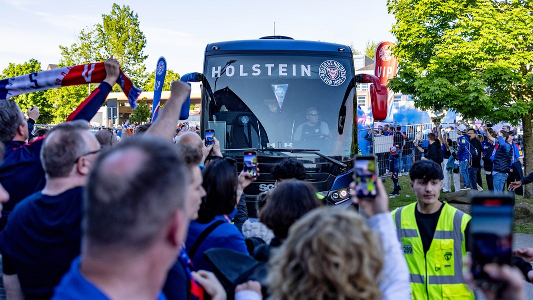 Der Kieler Mannschaftsbus fährt am Stadion vor