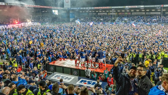 Kiels Spieler feiern mit den Fans gemeinsam den Aufstieg © dpa Bildfunk Foto: Axel Heimken