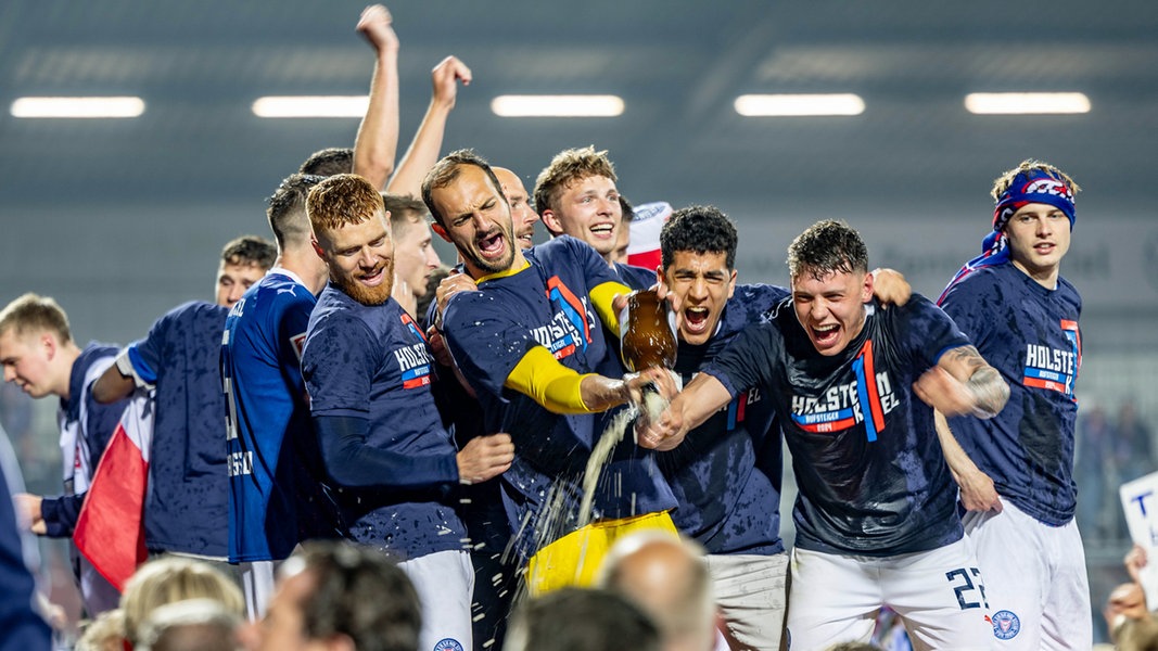 Kiels Spieler feiern mit den Fans gemeinsam den Aufstieg
