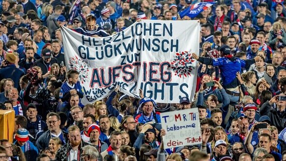 Kieler Fans feiern den Aufstieg nach dem Platzsturm © picture alliance Foto: Axel Heimken