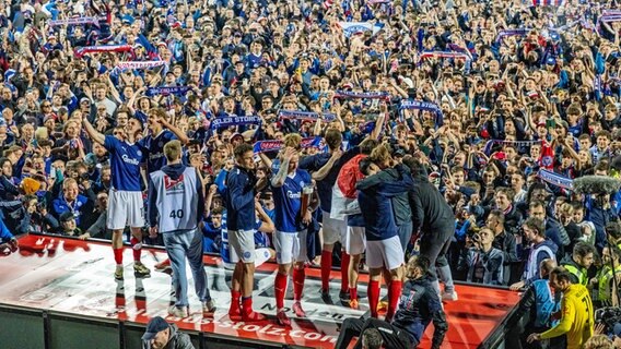 Kiels Spieler feiern mit den Fans gemeinsam den Aufstieg © dpa Bildfunk Foto: Axel Heimken