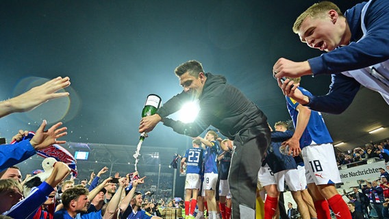 Kiels Spieler feiern mit den Fans gemeinsam den Aufstieg © Witters Foto: Valeria Witters