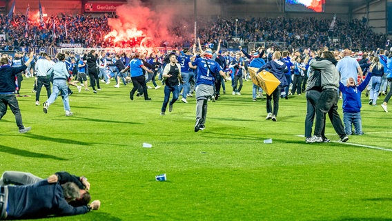 Kiels Fans stürmen den Platz © picture alliance Foto: Axel Heimken