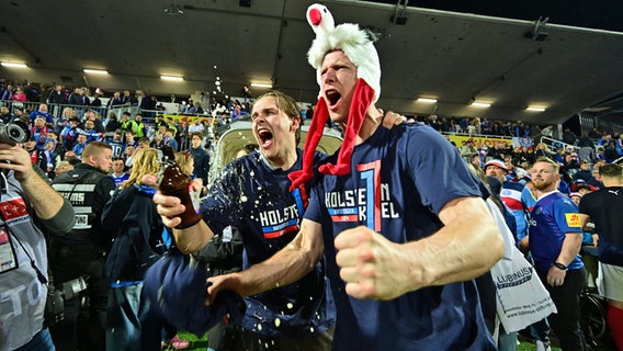Kiels Spieler feiern mit den Fans gemeinsam den Aufstieg © Witters Foto: Valeria Witters