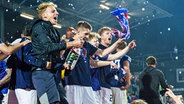 Kiels Spieler feiern mit den Fans gemeinsam den Aufstieg © Imago Images Foto: xEibner-Pressefoto/MarcelxvonxFehrnx EP_MFN