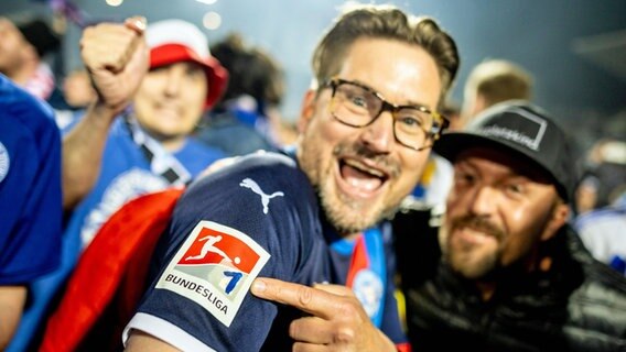 Kiels Spieler feiern mit den Fans gemeinsam den Aufstieg © Imago Images 
