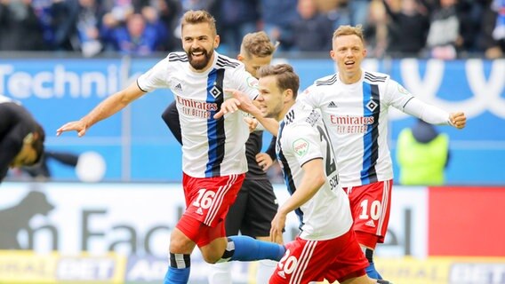2 Bundesliga Hsv Schlagt Den Ksc Mit 2 0 Ndr De Sport Fussball